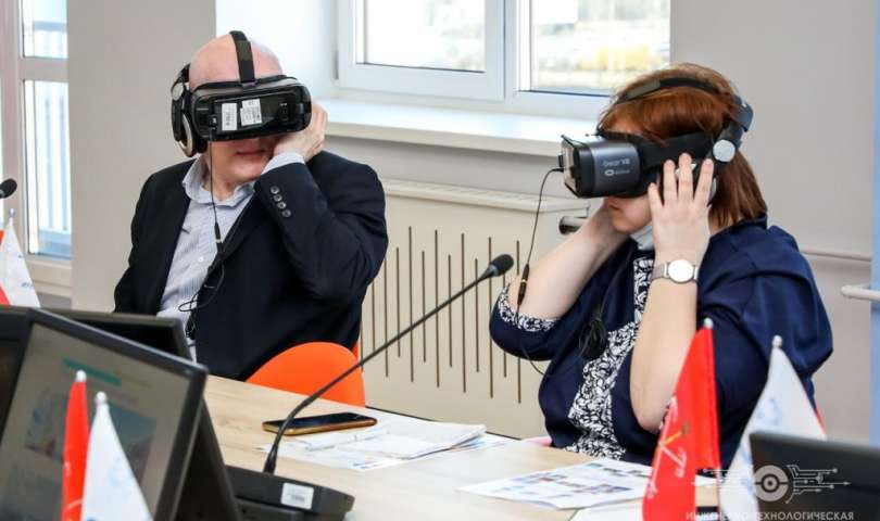 Состоялось внутрифирменное обучение по использованию иммерсивной технологии применения VR на уроке.
